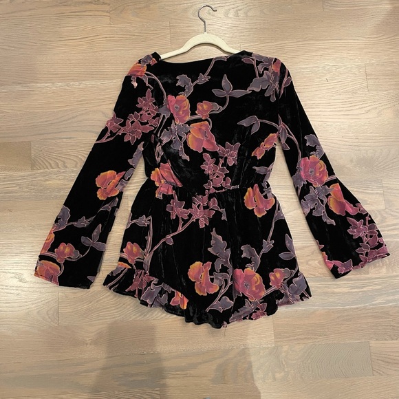Black velvet floral romper with flared sleeves - Picture 2 of 7